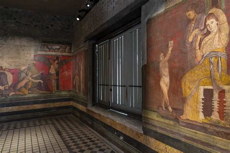 Dettaglio delle donne e dei falli nell'affresco