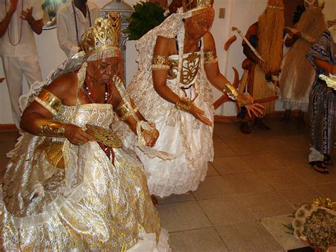 Rappresentazione di Oshún nel culto Candomblé: in primo piano, Oparà; sullo sfondo, Ypondá.