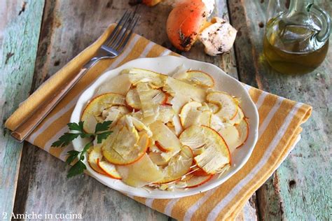 piatto gourmet di ovoli trifolati serviti su crostini di pane