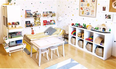 Cameretta Montessori con spazio gioco e apprendimento
