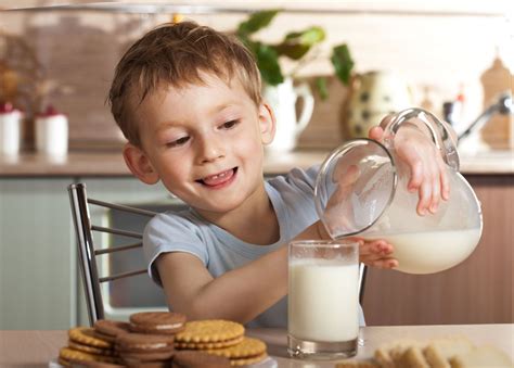 bambino che assaggia yogurt a colazione