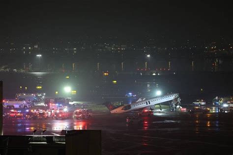 Un aereo in fase di atterraggio all'Aeroporto di Alghero