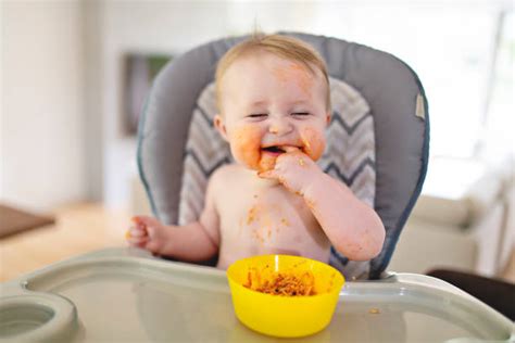 Bambino di 4-5 mesi che mangia la pappa