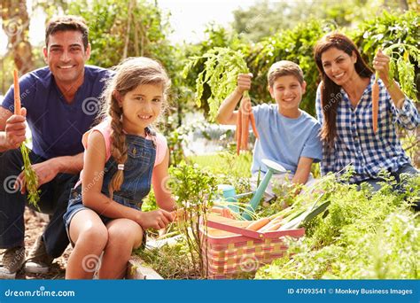 famiglia che lavora insieme in un orto