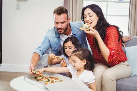 Famiglia che mangia la pizza