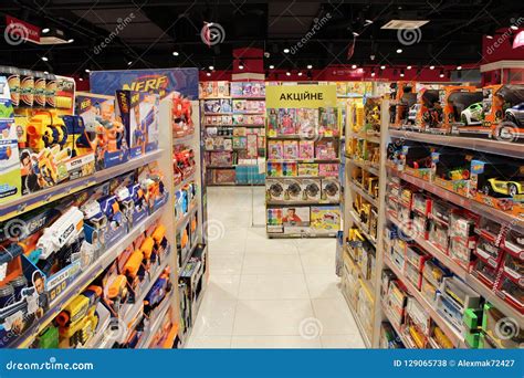 Interno di un grande negozio per bambini con scaffali pieni di giocattoli e vestiti