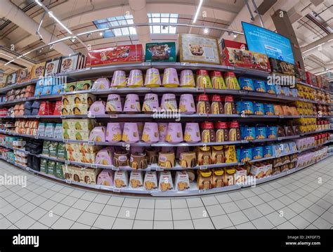 Scaffali di un supermercato con una vasta selezione di omogeneizzati e pappe per bambini