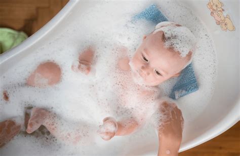 Bambino felice durante il bagnetto nella doccia