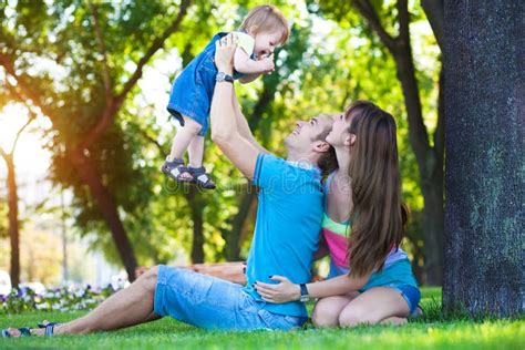 bambino felice con i genitori
