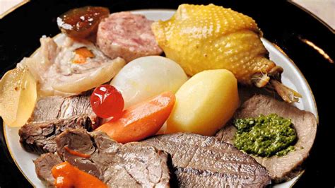 Un piatto di bollito misto con Bagnetto Rosso e Bagnetto Verde