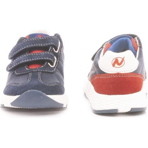 composizione di scarpe Naturino per bambino
