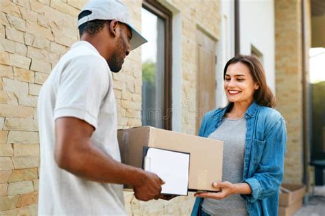 Corriere che consegna un pacco