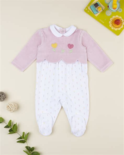 Bimba che indossa una tutina morbida e colorata