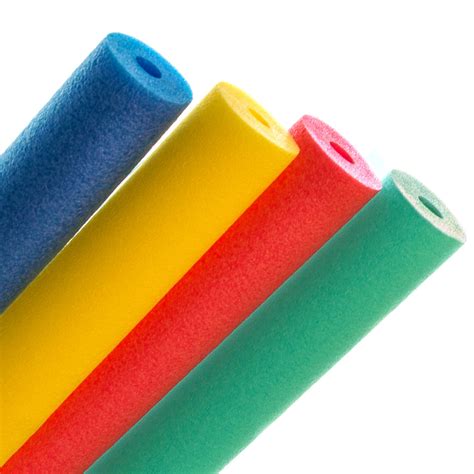 Donna incinta in piscina che esegue un esercizio con un tubo galleggiante