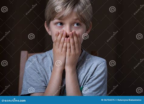 Bambino che si tiene la gola