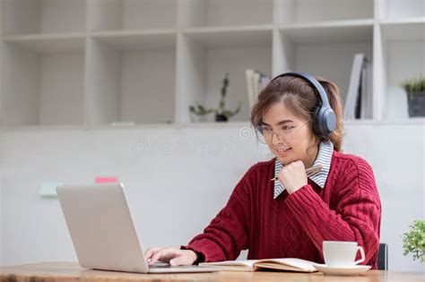 Studentessa che studia online