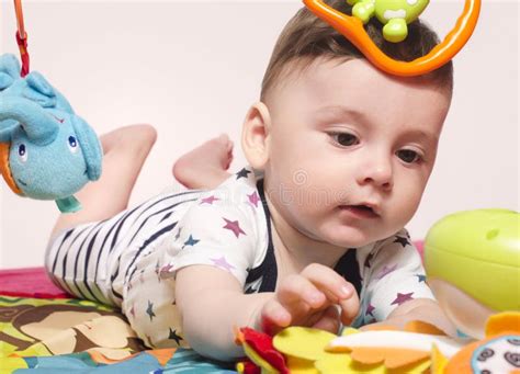 Bambino che esplora un giocattolo sensoriale