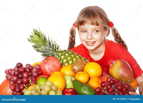 Bambino che mangia frutta e verdura