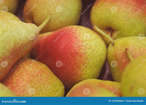 Frutta mista con pere in primo piano