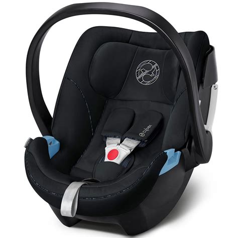 Bambino neonato sul seggiolino auto Cybex Aton 5
