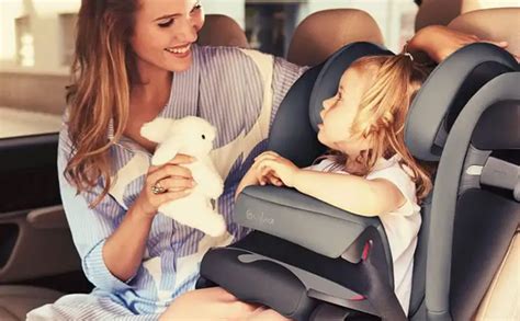 Bambino che dorme serenamente nel seggiolino auto Cybex Aton 5