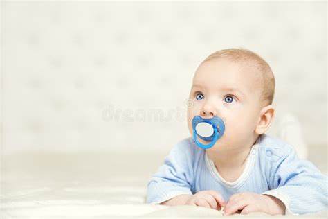 Bambino a pancia in giù che solleva la testa