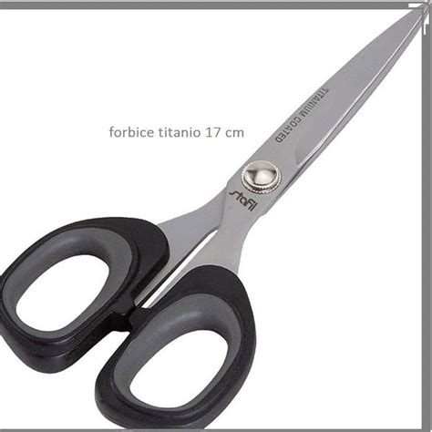Confronto tra forbici da stoffa e cutter rotante per il taglio di tessuti