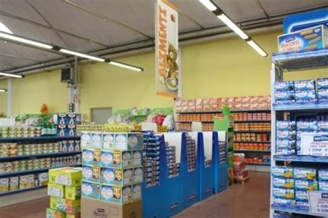 Veduta esterna del negozio Io Bimbo di Montemurlo con indicazioni sugli orari di apertura