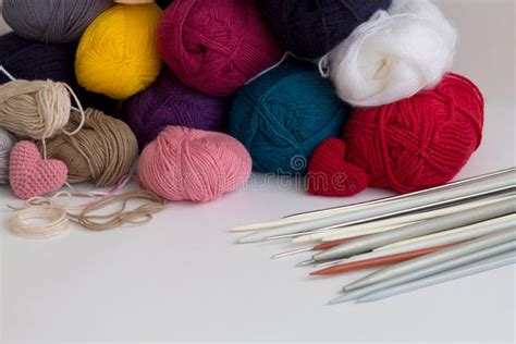 Ferri da maglia e gomitoli colorati