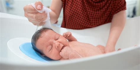 Materiali sicuri per il bagnetto del neonato