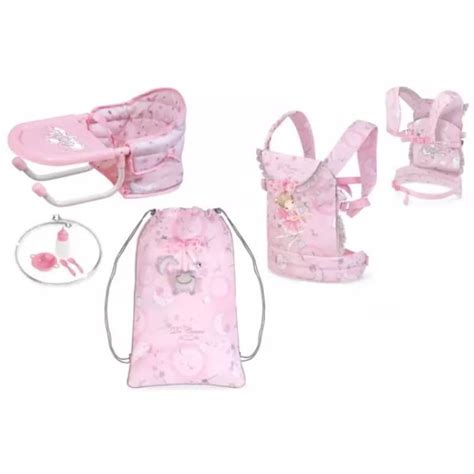 Una cameretta allestita con diversi accessori per bambole Reborn tra cui passeggino, culla e seggiolone