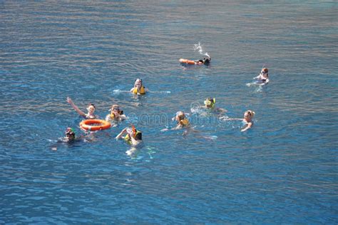 Persone che nuotano in mare