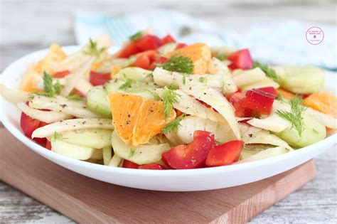 Un piatto di frutta e verdura fresca