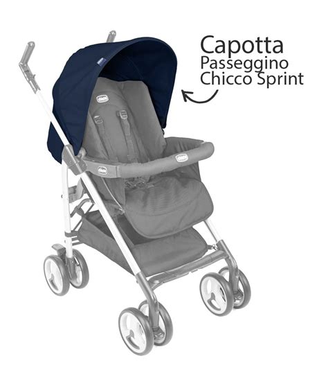 Passeggino in configurazione estiva con capotta parasole aperta