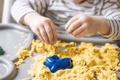 bambini che partecipano a un laboratorio di manipolazione