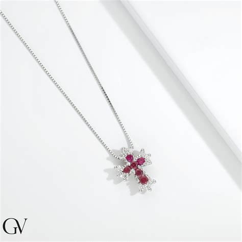 Collana con croce e rubini