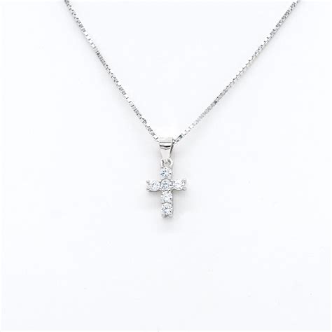 Bambina con collana a forma di croce