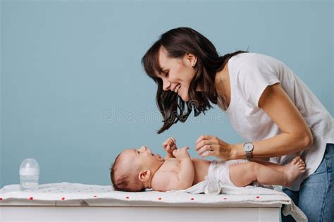 Genitore che cambia il pannolino al bambino sul fasciatoio