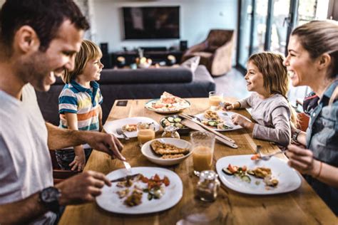 Famiglia a tavola autosvezzamento