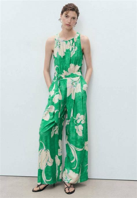 Jumpsuit estiva con motivi floreali e sandali