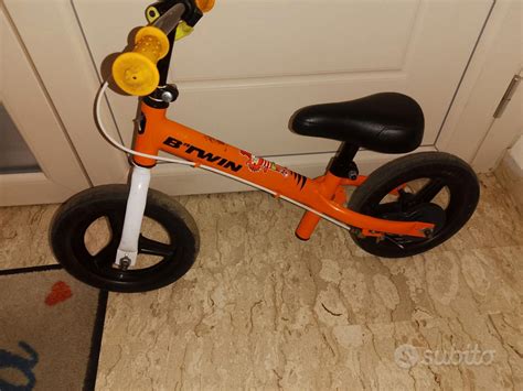 Bambino su bici senza pedali