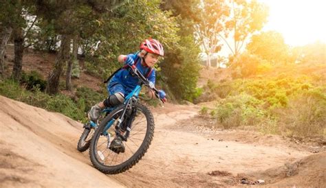 Bambino su mountain bike