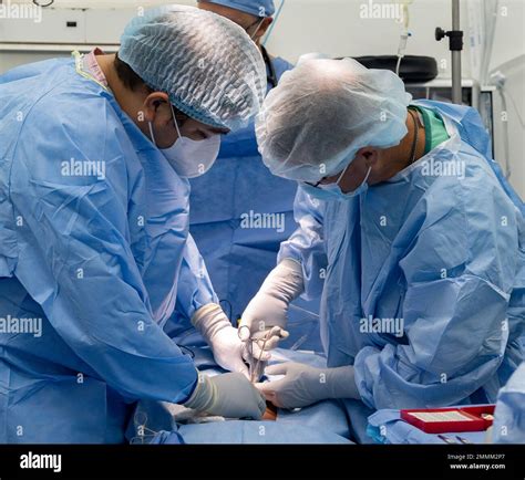 Chirurgo pediatrico che esegue un intervento cardiaco