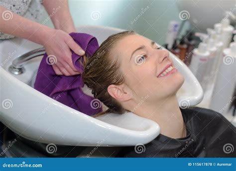 Bambina che sorride durante il lavaggio dei capelli con shampoo