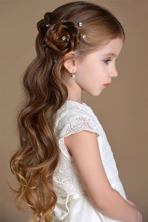 Galleria di acconciature per bambine con capelli ricci: trecce, chignon, semiraccolti