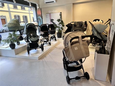 Genitori scelgono passeggini in negozio