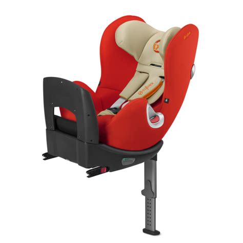 Bambino seduto in un seggiolino auto Cybex Sirona ruotato verso il genitore per facilitare l'inserimento.