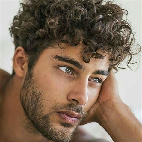 Tagli ricci uomo per diverse età