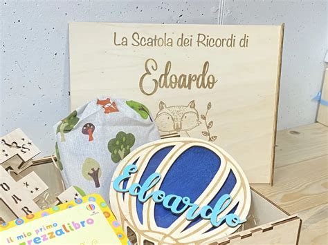 Un bambino che cresce e ripone il ciuccio in una scatola dei ricordi decorata