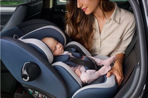 Seggiolino auto installato in un veicolo familiare
